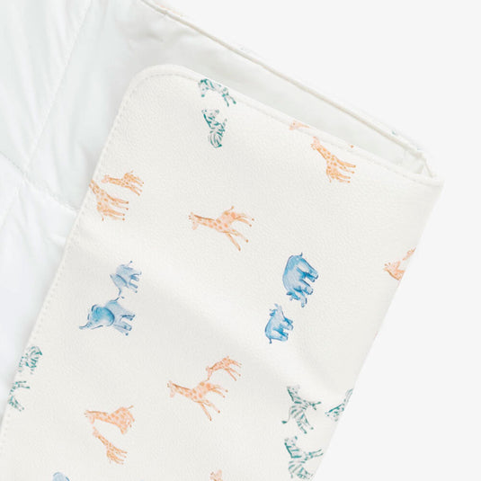 Cambiador portátil plegable y compacto para bebé, imprescindible para atender a tu peque fuera de casa, moderno exterior de polipiel, con adorable diseño estampado - Mayoral