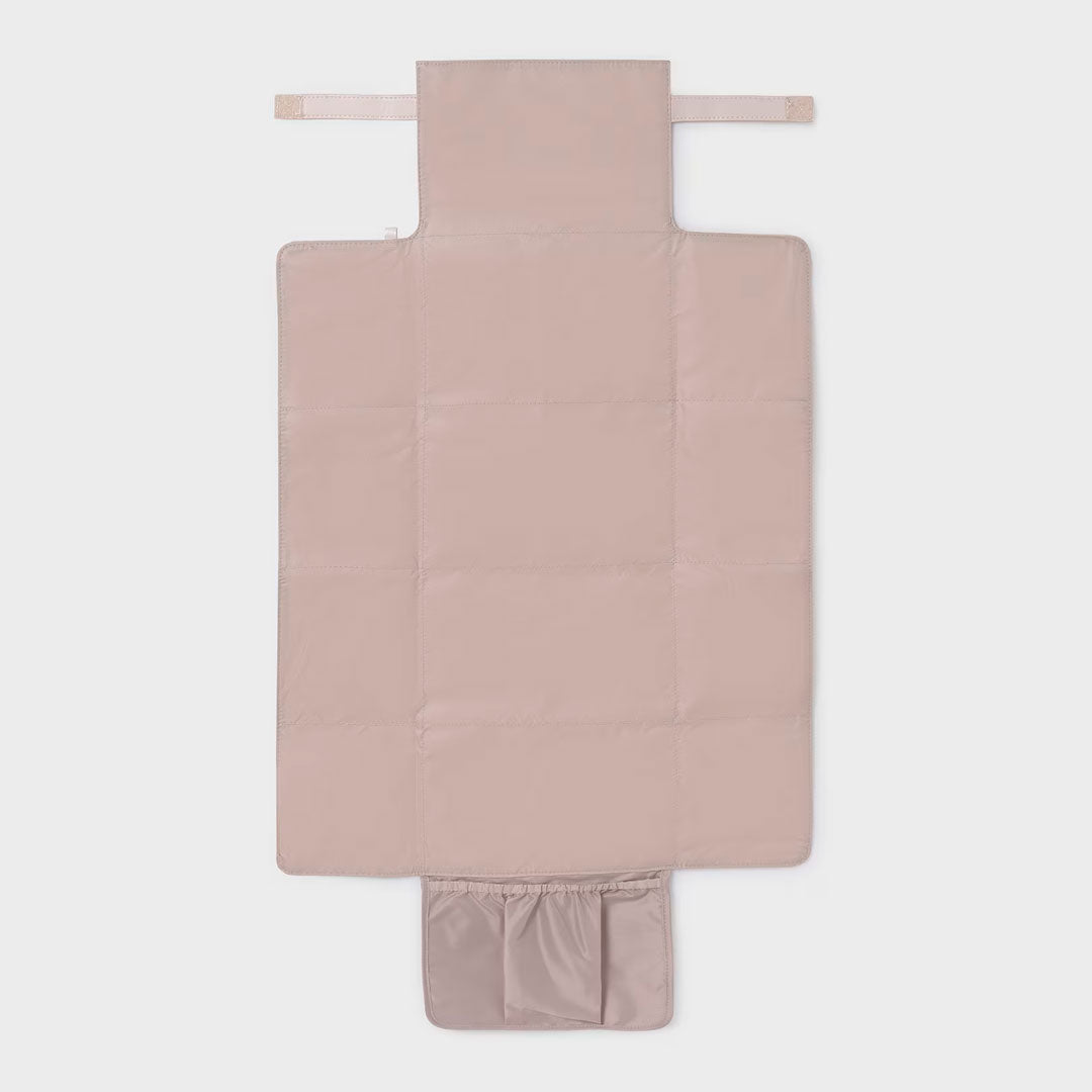 Cambiador portátil plegable antifluídos para bebés, imprescindible para atender a tu peque fuera de casa, moderno exterior de polipiel, suave forro interior de poliéster - Mayoral