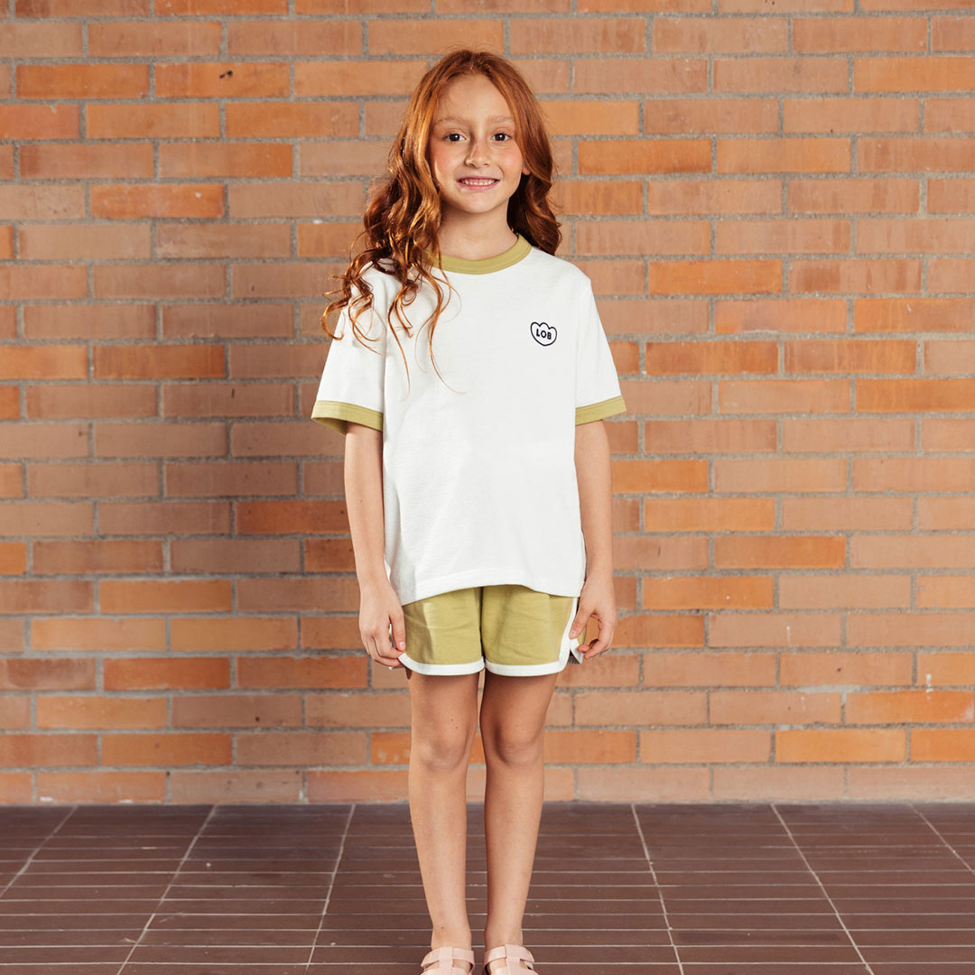 Camiseta blanca con cuello verde Retroclover, hecha en material de alta calidad, suave al tacto, diseño minimalista en color marfil con detalles en verde - LOBSTER mini