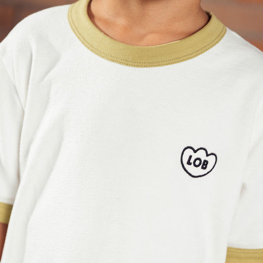 Camiseta blanca con cuello verde Retroclover, hecha en material de alta calidad, suave al tacto, diseño minimalista en color marfil con detalles en verde - LOBSTER mini