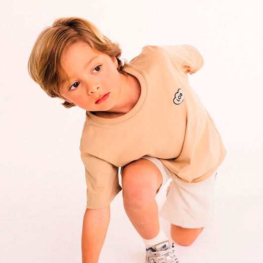 Camiseta infantil MIXER color café explorador, para niñas y niños, con fit suelto, de manga corta, cuello redondo con rib y detalle de "LOB" bordado con textura súper suavecita en el pecho - LOBSTER mini