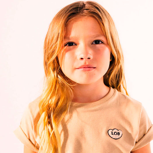 Camiseta infantil MIXER color café explorador, para niñas y niños, con fit suelto, de manga corta, cuello redondo con rib y detalle de "LOB" bordado con textura súper suavecita en el pecho - LOBSTER mini