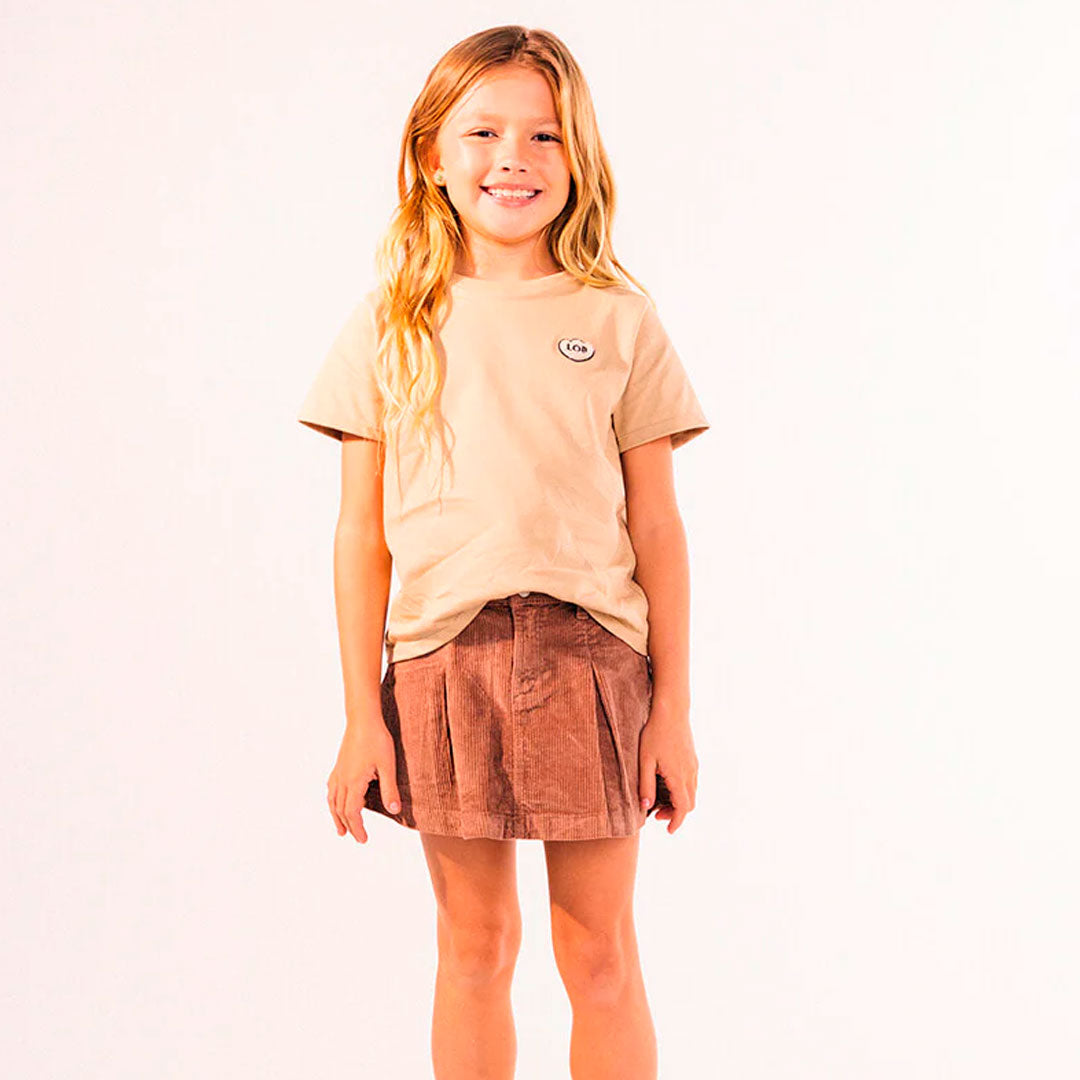 Camiseta infantil MIXER color café explorador, para niñas y niños, con fit suelto, de manga corta, cuello redondo con rib y detalle de "LOB" bordado con textura súper suavecita en el pecho - LOBSTER mini