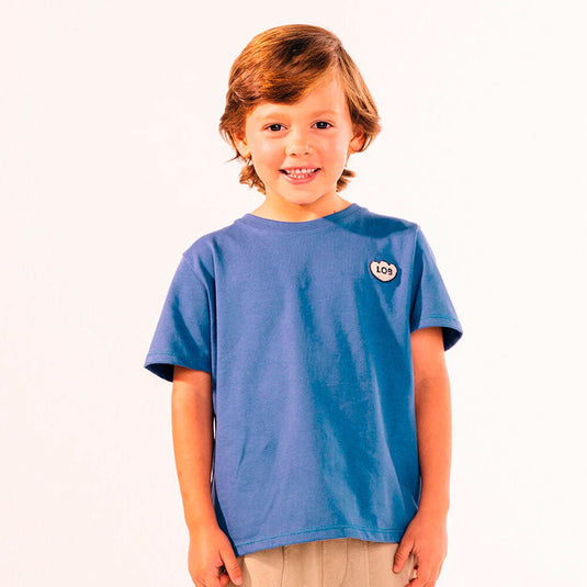 Camiseta infantil MIXER color azul galaxia, para niñas y niños, con fit suelto, de manga corta, cuello redondo con rib y detalle de "LOB" bordado con textura súper suavecita en el pecho - LOBSTER mini - Cocco Semana 2026