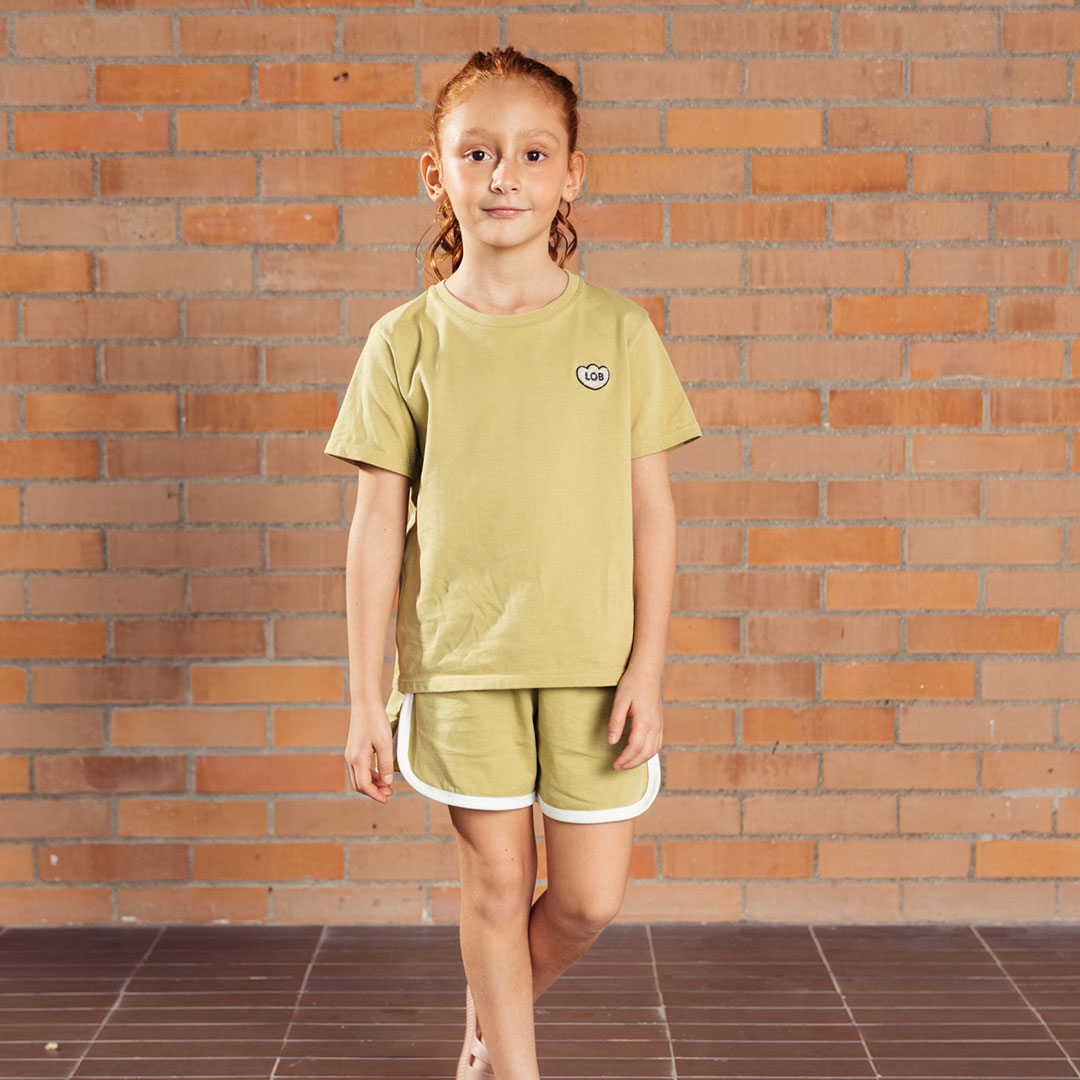 Camiseta infantil MIXER color verde matcha, para niñas y niños, con fit suelto, de manga corta, cuello redondo con rib y detalle de "LOB" bordado con textura súper suavecita en el pecho - LOBSTER mini