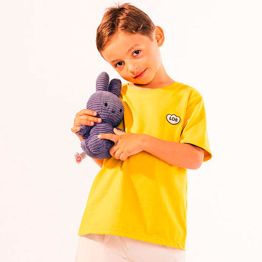 Camiseta infantil MIXER color sol tostado, para niñas y niños, con fit suelto, de manga corta, cuello redondo con rib y detalle de "LOB" bordado con textura súper suavecita en el pecho - LOBSTER mini