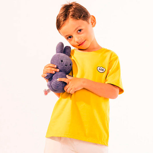 Camiseta infantil MIXER color sol tostado, para niñas y niños, con fit suelto, de manga corta, cuello redondo con rib y detalle de "LOB" bordado con textura súper suavecita en el pecho - LOBSTER mini
