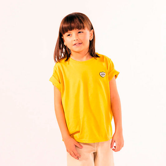 Camiseta infantil MIXER color sol tostado, para niñas y niños, con fit suelto, de manga corta, cuello redondo con rib y detalle de "LOB" bordado con textura súper suavecita en el pecho - LOBSTER mini