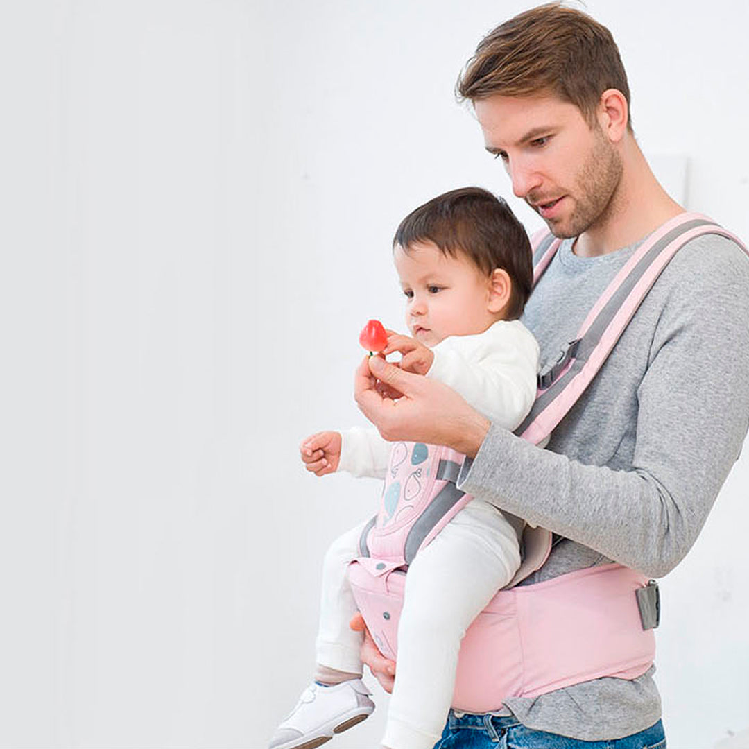 Papá con bebé y cargador para bebés rosado