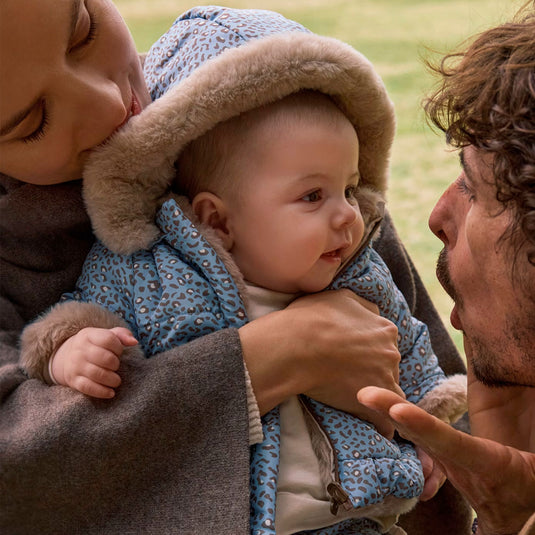 Chaqueta reversible doble faz para bebé, manga larga con puños elásticos, capucha con detalles de pelo, cierre con botones en la parte delantera, bolsillos delanteros - Mayoral