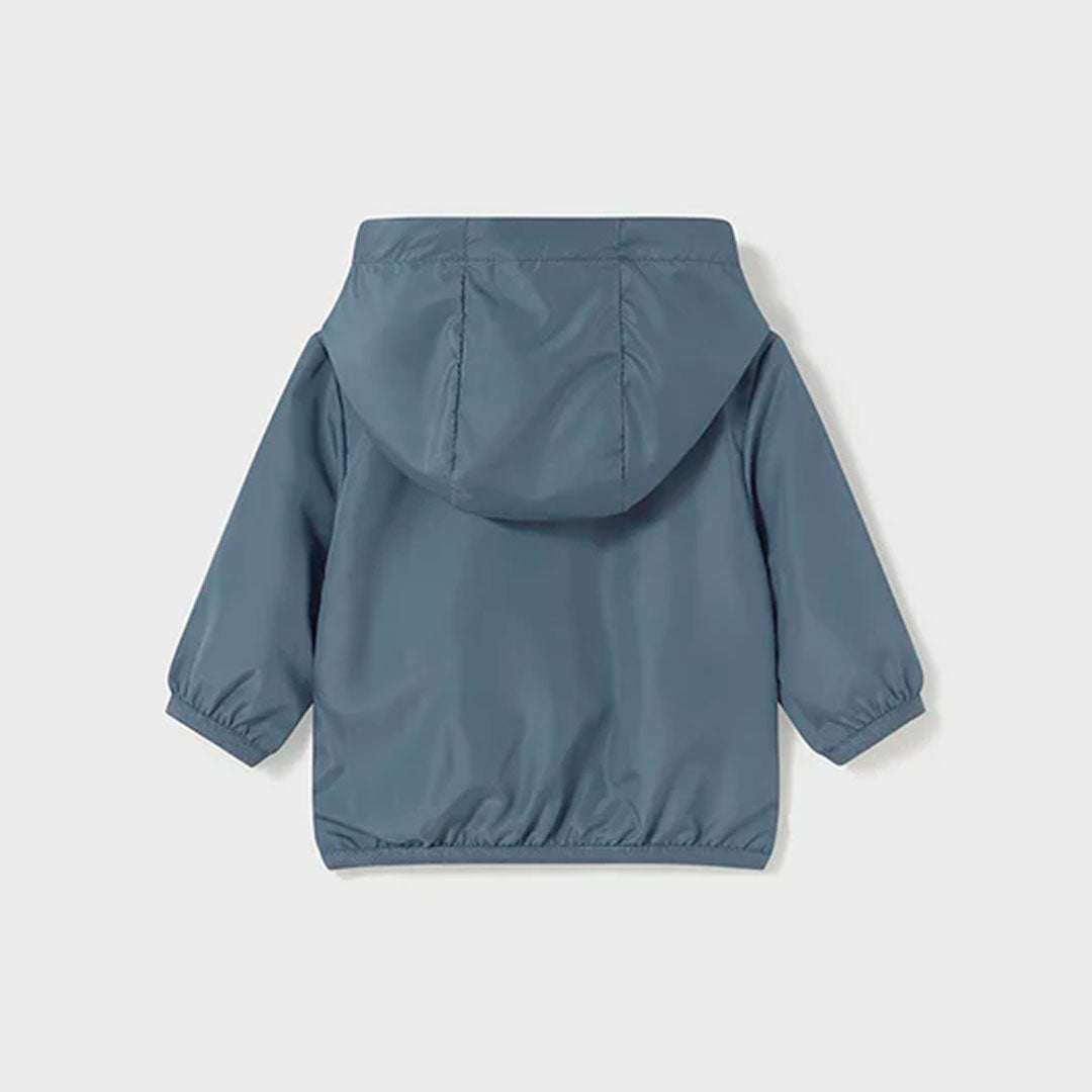 Chaqueta cortavientos azul con diseño reversible, cuenta con capucha removible con botones, diseño doble faz ideal para combinar - Mayoral
