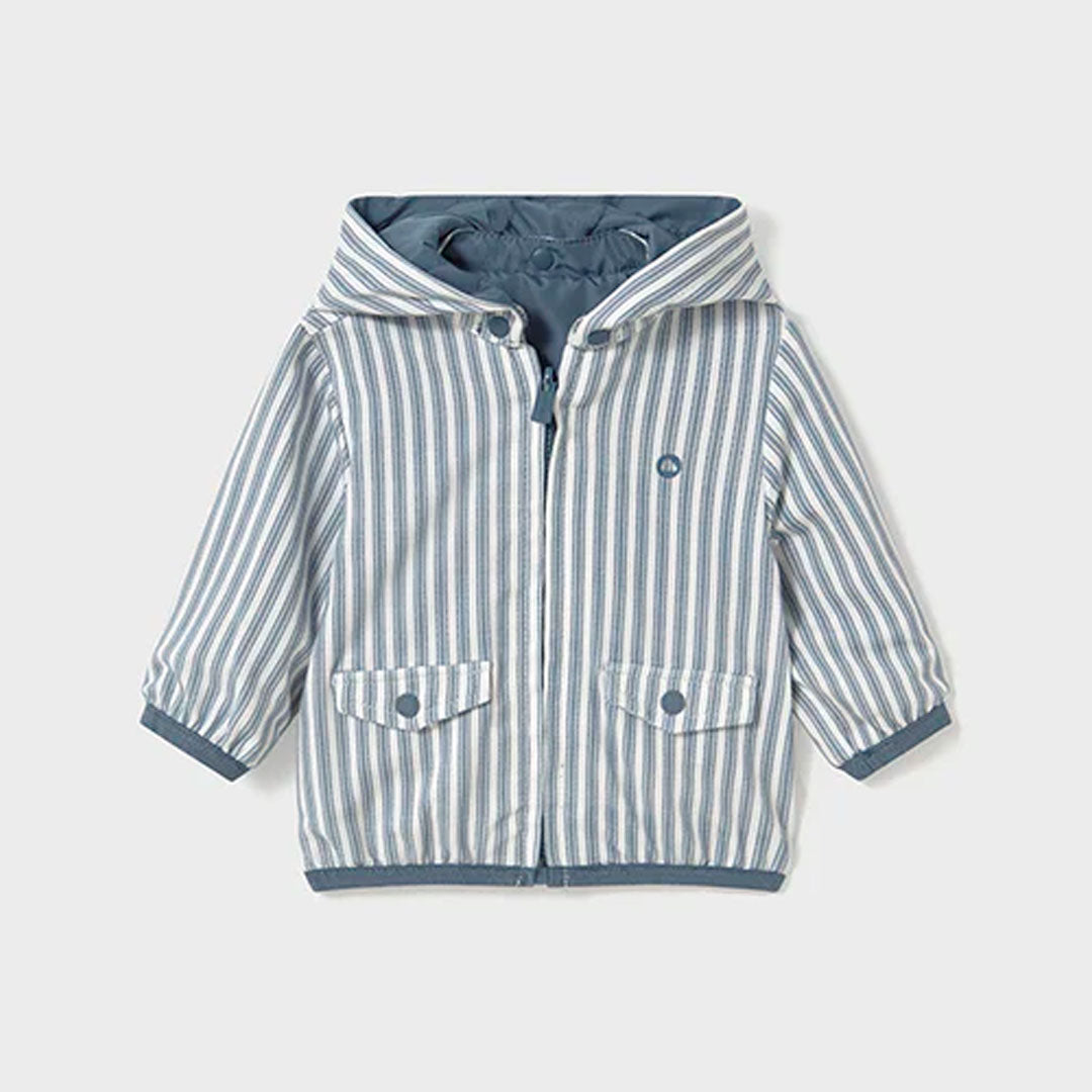 Chaqueta cortavientos azul con diseño reversible, cuenta con capucha removible con botones, diseño doble faz ideal para combinar - Mayoral