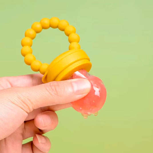 Chupa para frutas con agarradera rascaencias, hecha en silicona 100% libre de BPA, ideal para acompañar la alimentación complementaria, para fruta picada o papilla