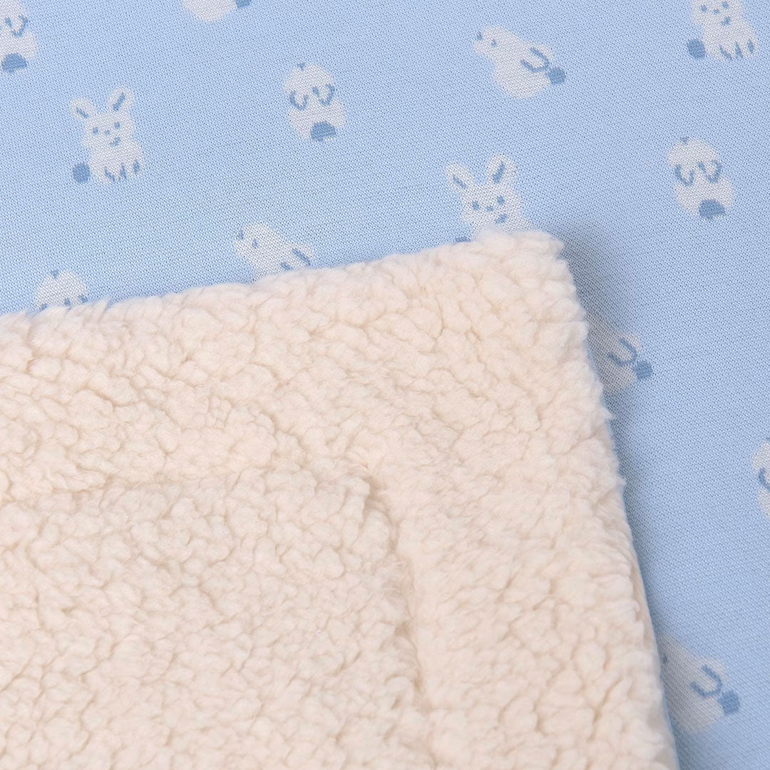 Cobija ovejera con estampado conejitos para bebé, cálida manta infantil de gran suavidad, con la que tu bebé se sentirá abrigado y protegido en sus momentos de descanso, suave forro interior de poliéster - Mayoral