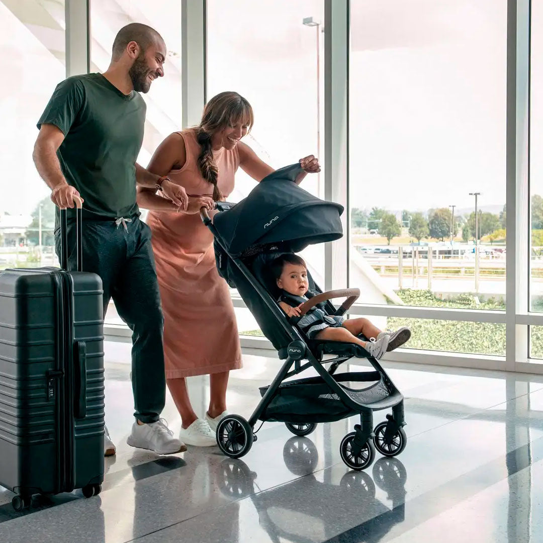 Coche paseador ultracompacto para bebé, con sistema de plegado compacto que ayuda a su transporte y/o almacenamiento, barra de empuje y cinturón en 5 puntos- Nuna