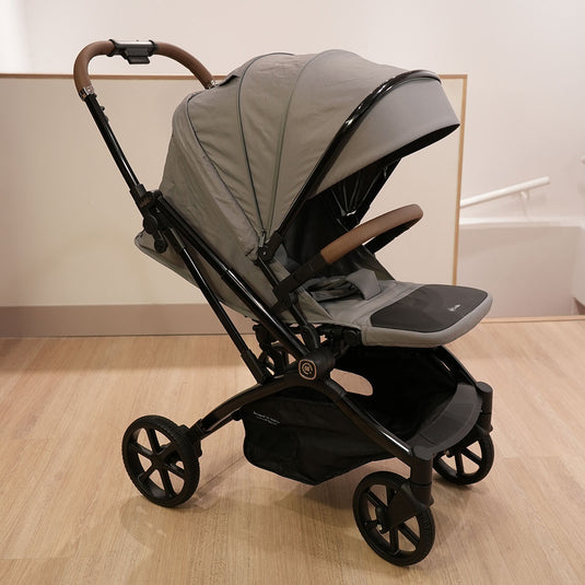 Coche paseador con barra rotable, con función de plegado tipo maleta queda compacto y ligero, mango reversible, respaldo ajustable, capota ajustable a varias posiciones - Kidilo
