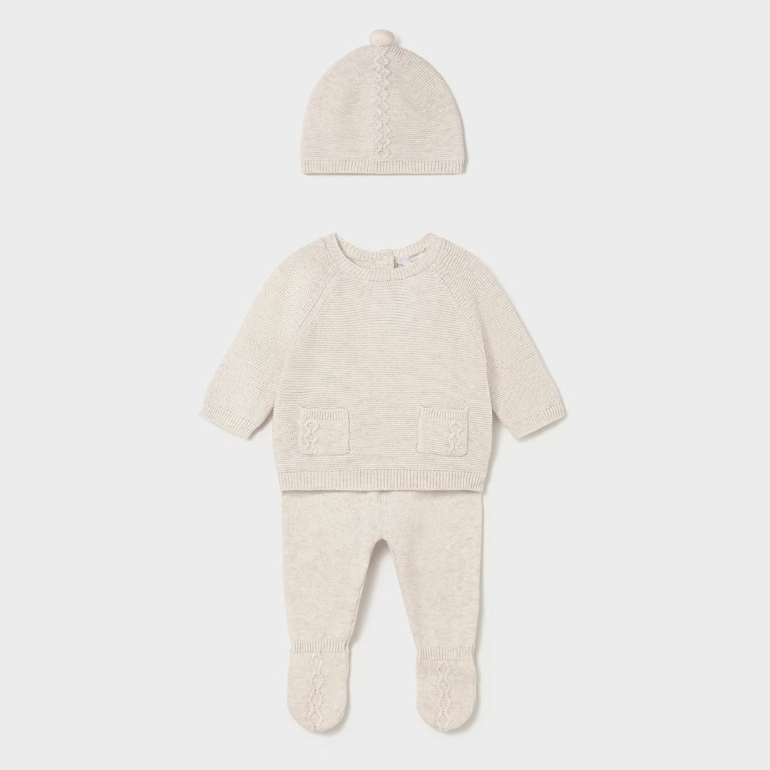 Conjunto tejido con gorro para recién nacido, buzo de manga larga, cierre con botones en la espalda para facilitar la puesta de la prenda, pantalón con pies, cinturilla elástica, suave gorro - Mayoral