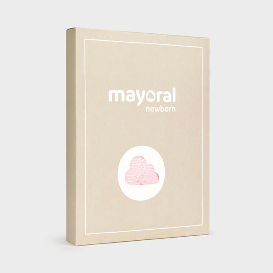 Conjunto tejido rosa con gorrito para recién nacida, buzo de manga larga, cierre con botones en la espalda para facilitar la puesta, bolsillos funcionales en la parte delantera, pantalón con pies tipo polaina, cinturilla elástica - Mayoral