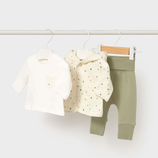 Conjunto 3 piezas con buzo, camiseta manga larga y pantalón, cuello con capucha, cierre con botones en la parte delantera, diseño unisex de gran versatilidad por la neutralidad de sus tonos y su forma - Mayoral