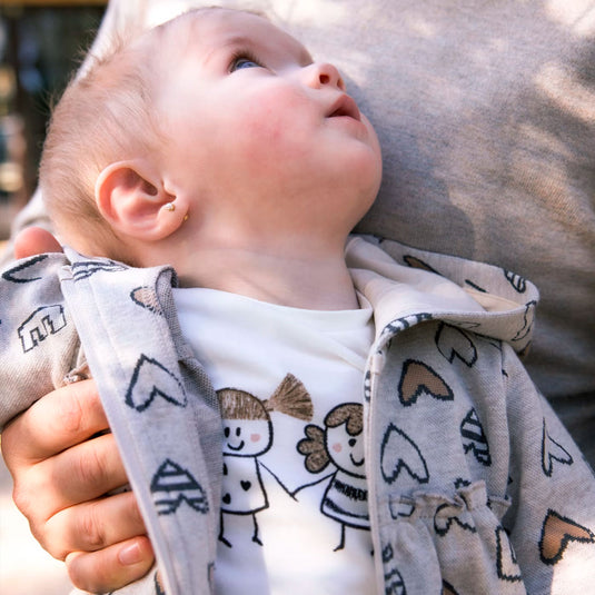 Conjunto 3pz de corazones y muñequitas para bebé, cuello con capucha, cierre central delantero con cremallera, camiseta de manga larga para recién nacida, cinturilla elástica - Mayoral