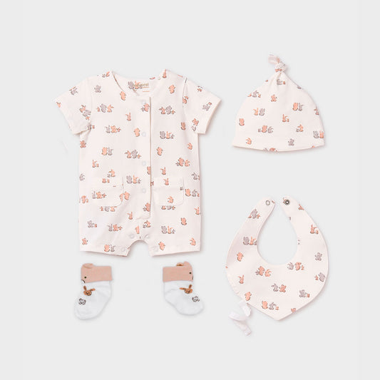 Conjunto de 4pz pijama, babero, gorro y medias a juego para bebé, pijama de manga corta, babero con diseño estampado, cuello cruzado y abertura lateral con botones a presión, con gorro y par de medias a juego - Mayoral