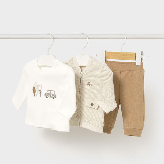Conjunto 3pz color beige diseño bordado para recién nacido, set por una sudadera, un pantalón largo y camiseta a juego, cierre central delantero con cremallera, botón a presión en el cuello para facilitar la puesta - Mayoral