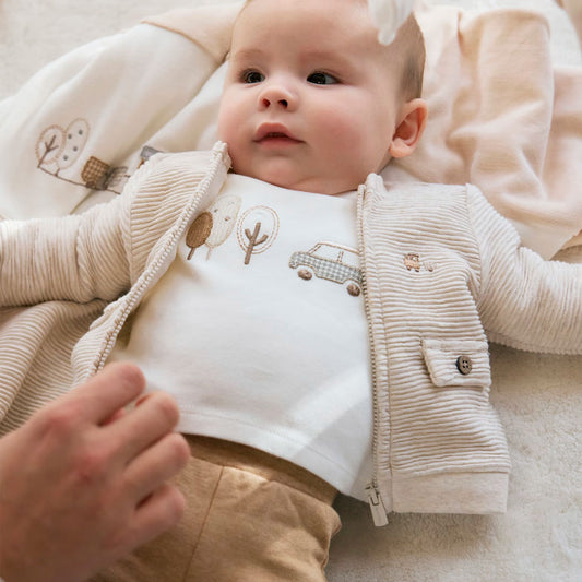 Conjunto 3pz color beige diseño bordado para recién nacido, set por una sudadera, un pantalón largo y camiseta a juego, cierre central delantero con cremallera, botón a presión en el cuello para facilitar la puesta - Mayoral