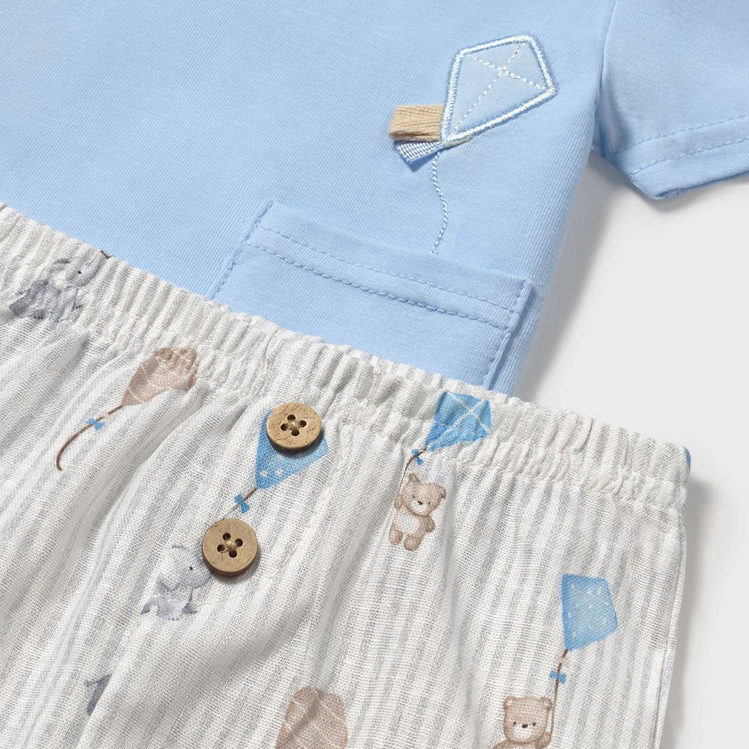 Conjunto camiseta y short para bebé diseño de cometas, hecho en tela ligera y transpirable, con bolsillo, pantalón corto con diseño estampado - Mayoral