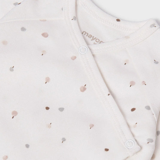 Conjunto 3pz "Arbolitos" con gorro y babero para recién nacido, pijama de manga larga, cuello cruzado y abertura lateral completa que cierra con botones, botones a presión en la entrepierna para facilitar la puesto, gorro y babero a juego - Mayoral