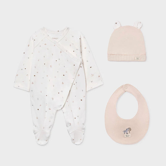 Conjunto 3pz "Arbolitos" con gorro y babero para recién nacido, pijama de manga larga, cuello cruzado y abertura lateral completa que cierra con botones, botones a presión en la entrepierna para facilitar la puesto, gorro y babero a juego - Mayoral