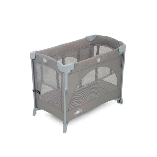 Corral colecho Kubbie Gris dos niveles, con abatible lateral para usarla como colecho, sistema de plegado, con laterales en malla, cierre para ingreso en corral - Joie