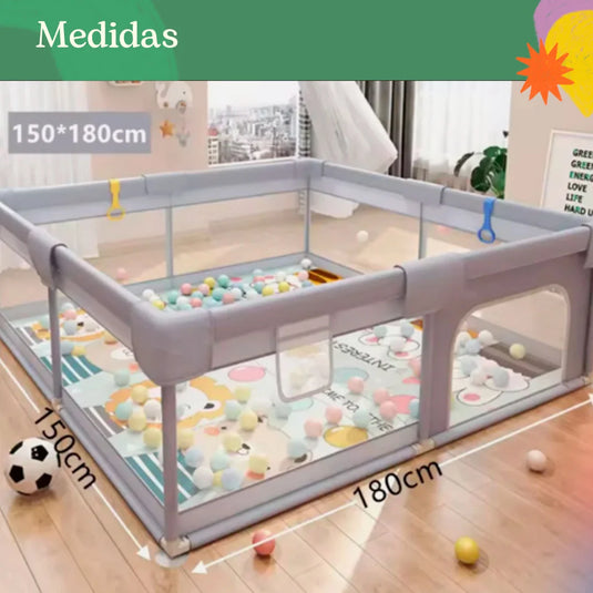 Corral de juego color gris con tapete didáctico de dobleces, hecho en material resistente, con laterales en malla, puerta con cierre para facilitar el ingreso, incluye pelotitas y dos agarraderas