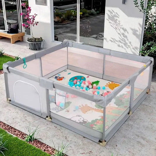 Corral de juego color gris con tapete didáctico de dobleces, hecho en material resistente, con laterales en malla, puerta con cierre para facilitar el ingreso, incluye pelotitas y dos agarraderas - Cocco Semana 2026