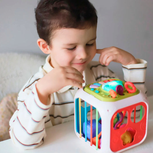 Cubo didáctico con 7 actividades de estimulación sensorial