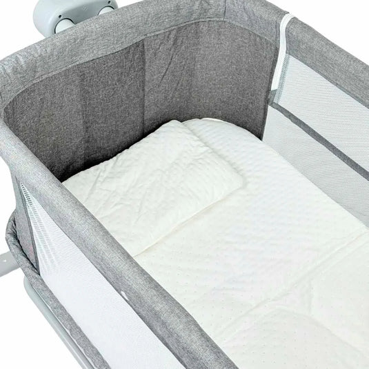 Cuna colecho eléctrica Delta con altura ajustable, función de vibración, melodías de cuna, laterales en malla para mejor visibilidad, ruedas con freno de bloqueo, diseño moderno con mosquitero - Maxibaby