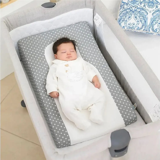 Cojín antirreflujo para bebé con inclinación ergonómica, forro antifluido removible y lavable, ligero y portátil - Nubba