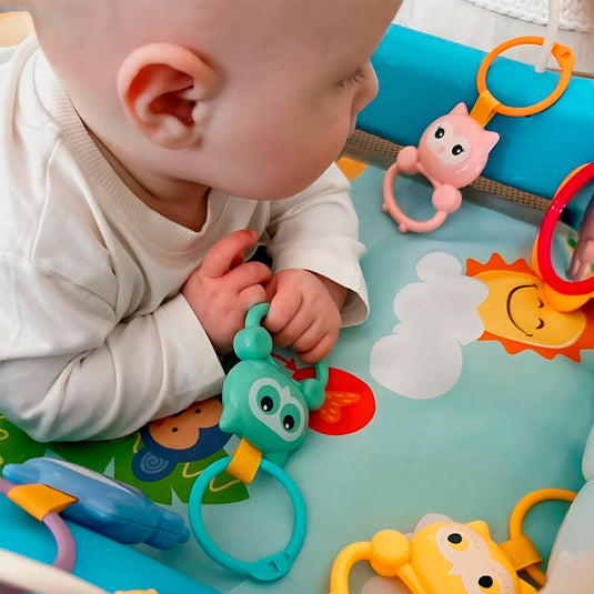 Gimnasio andadera 2en1 con piano didáctico, gimnasio interactivo con piano ajustable a dos posiciones con luces y sonidos, tapete de tela antialérgica, móviles colgantes, hecho en material resistente - Huanger