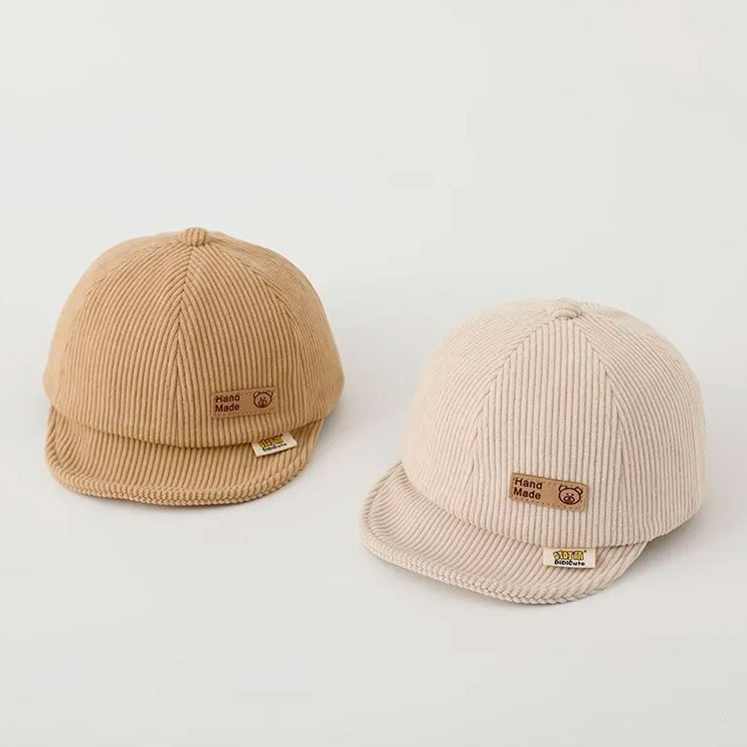 Gorra estilo tejida Hand Made Osito para bebé, con tira ajustable, hecha en material suave y resistente, colores neutros, ligera para tu bebé y fácil de transportar
