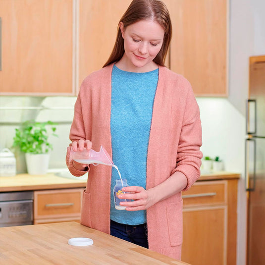 Hakka recolectora en silicona 100% BPA Free, de una capacidad de 100ml / 3.4 oz, con cordón para facilitar su uso, cuenta con tapa y base de sujeción segura - Medela - Cocco Semana 2026