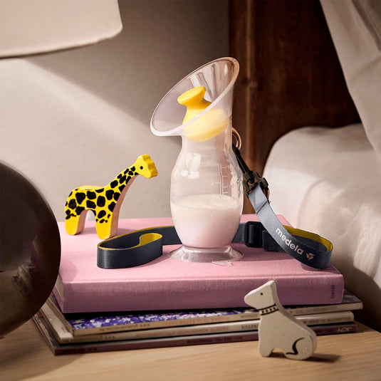 Hakka recolectora en silicona 100% BPA Free, de una capacidad de 100ml / 3.4 oz, con cordón para facilitar su uso, cuenta con tapa y base de sujeción segura - Medela - Cocco Semana 2026