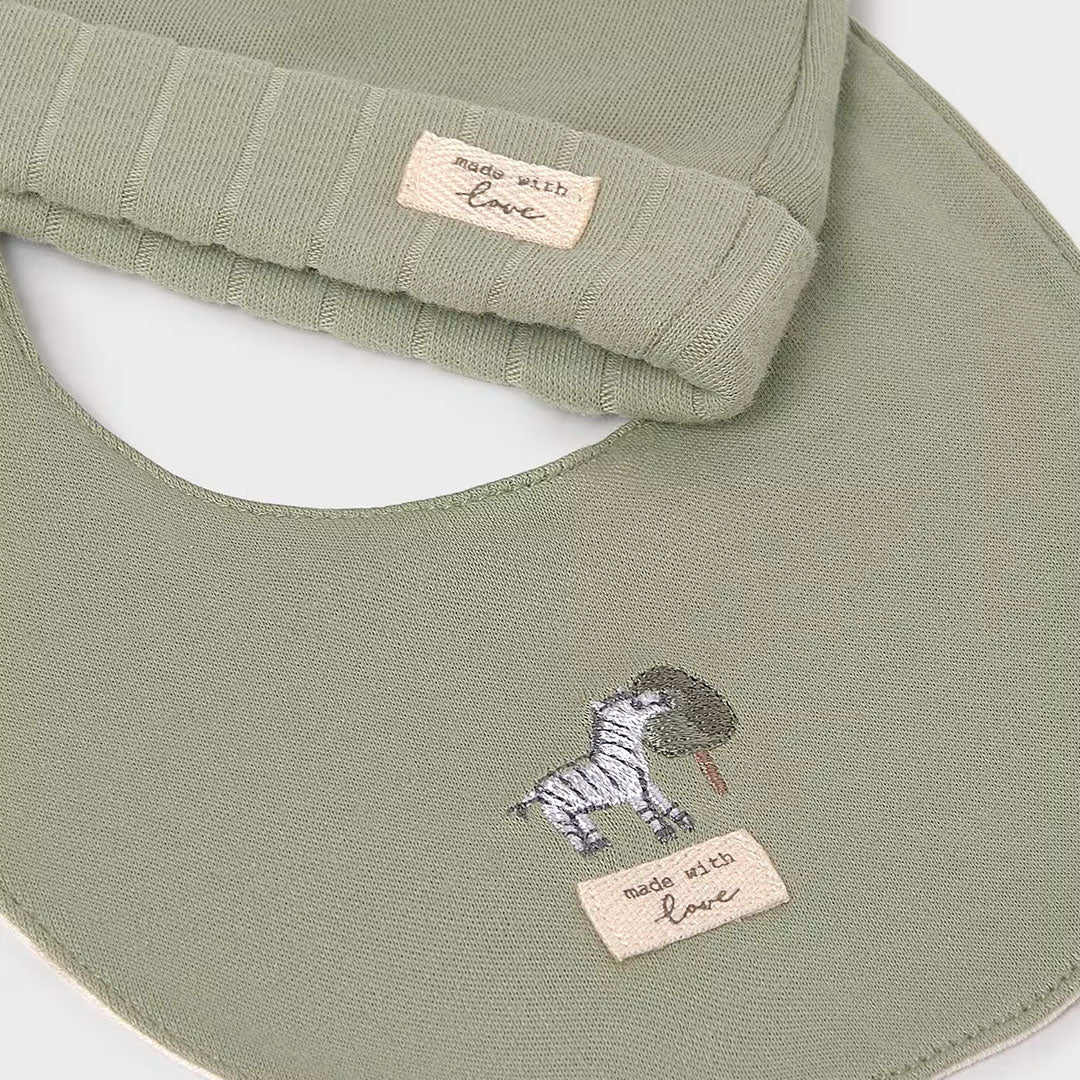 Pijama manga larga diseño arbolitos con gorro y babero, cuello cruzado y abertura lateral completa que cierra con botones a presión, botones a presión en la entrepierna para facilitar la puesta de la prenda, tejido 100% algodón, diseño estampado - Mayoral