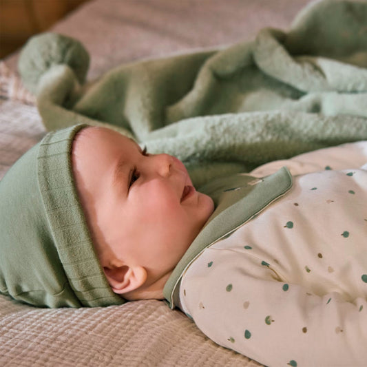 Pijama manga larga diseño arbolitos con gorro y babero, cuello cruzado y abertura lateral completa que cierra con botones a presión, botones a presión en la entrepierna para facilitar la puesta de la prenda, tejido 100% algodón, diseño estampado - Mayoral