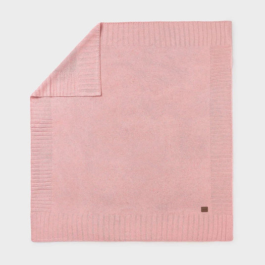 Manta tejida con borde con diseño bordado para bebé, diseño envolvente en punto suave que ofrece confort al bebé en sus momentos de descanso, de medidas de 90 cm de largo x 90 cm de ancho - Mayoral - Cocco Semana 2026