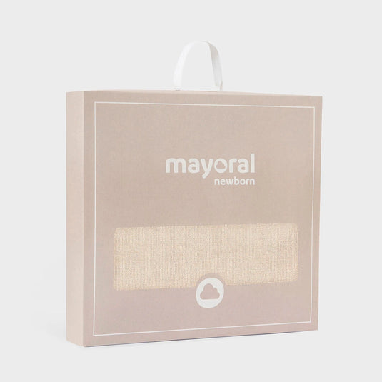 Manta tejida beige con bordado para bebé, diseño envolvente en punto suave que ofrece confort al bebé en sus momentos de descanso, de 90 cm de largo x 90 cm de ancho - Mayoral