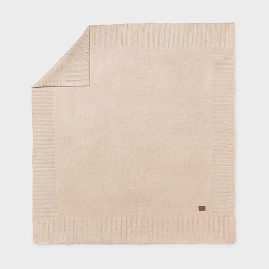 Manta tejida beige con bordado para bebé, diseño envolvente en punto suave que ofrece confort al bebé en sus momentos de descanso, de 90 cm de largo x 90 cm de ancho - Mayoral