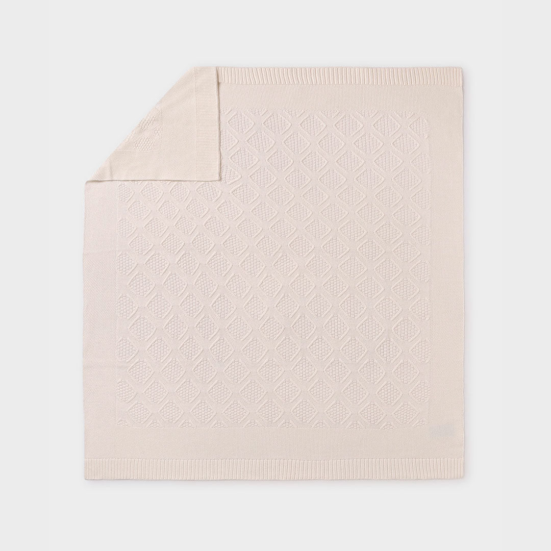 Manta tejida con diseño bordado 100% en algodón, diseño envolvente en punto suave que ofrece confort al bebé en sus momentos de descanso, material suave e hipoalergénico, delicado al contacto con la piel  - Mayoral