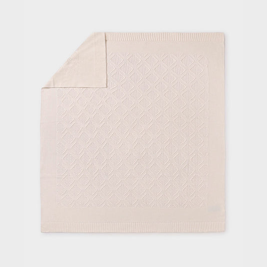 Manta tejida con diseño bordado 100% en algodón, diseño envolvente en punto suave que ofrece confort al bebé en sus momentos de descanso, material suave e hipoalergénico, delicado al contacto con la piel  - Mayoral