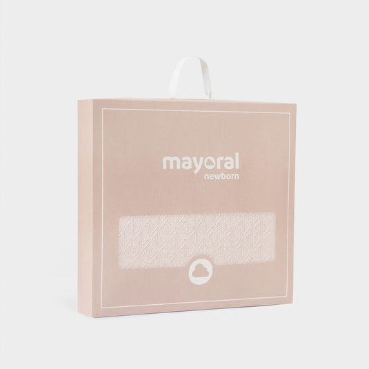 Manta tejida con diseño bordado 100% en algodón, diseño envolvente en punto suave que ofrece confort al bebé en sus momentos de descanso, material suave e hipoalergénico, delicado al contacto con la piel  - Mayoral