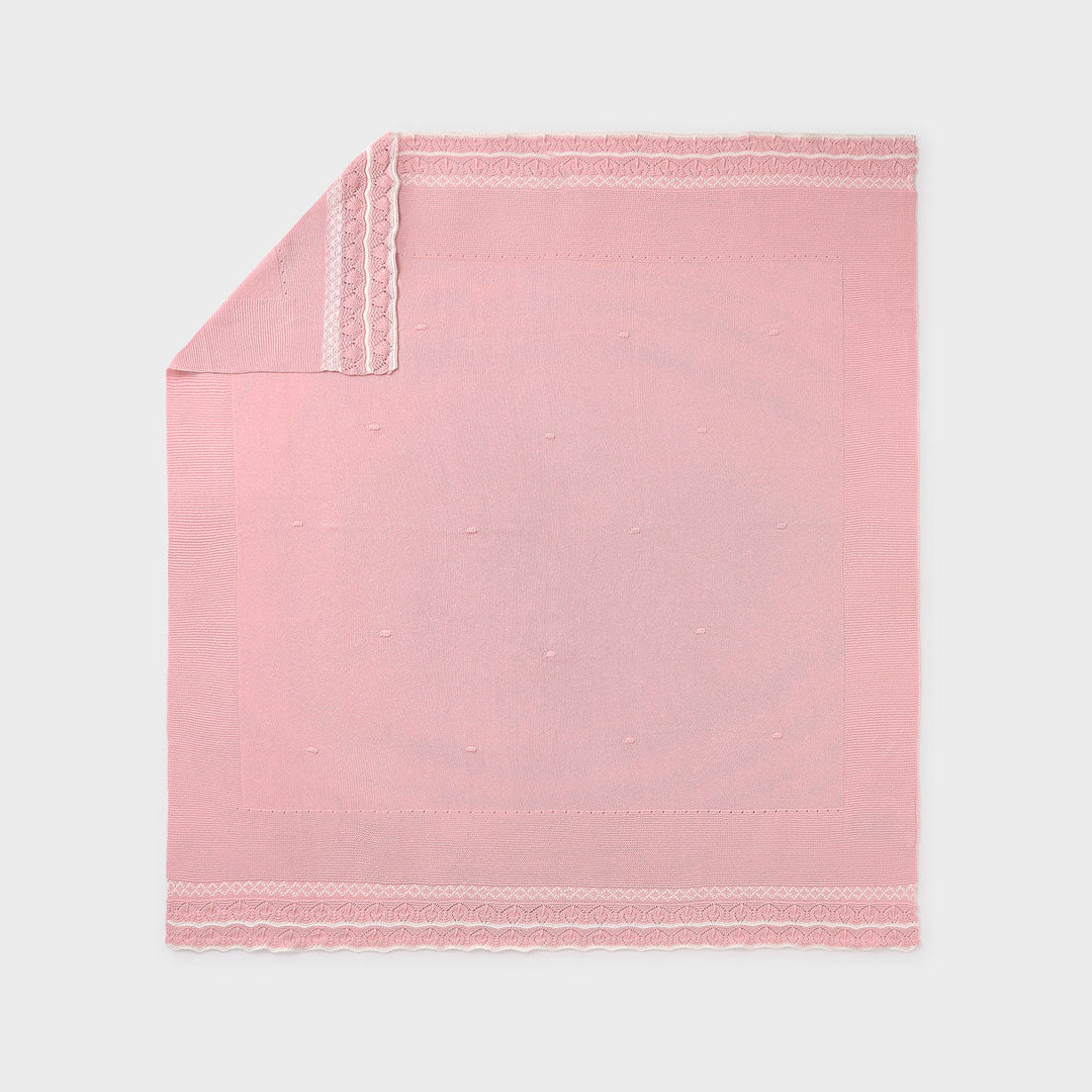 Manta tejida con diseño bordado 100% en algodón, diseño envolvente en punto suave que ofrece confort al bebé en sus momentos de descanso, material suave e hipoalergénico, delicado al contacto con la piel  - Mayoral