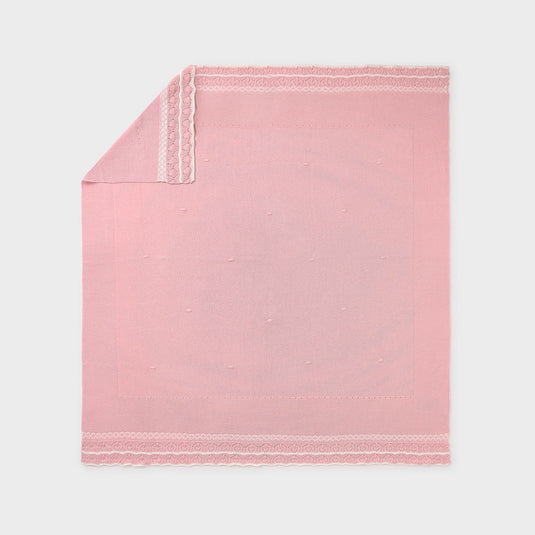 Manta tejida con diseño bordado 100% en algodón, diseño envolvente en punto suave que ofrece confort al bebé en sus momentos de descanso, material suave e hipoalergénico, delicado al contacto con la piel  - Mayoral
